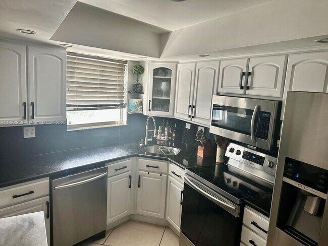 Building Photo - 6039 Collins Ave