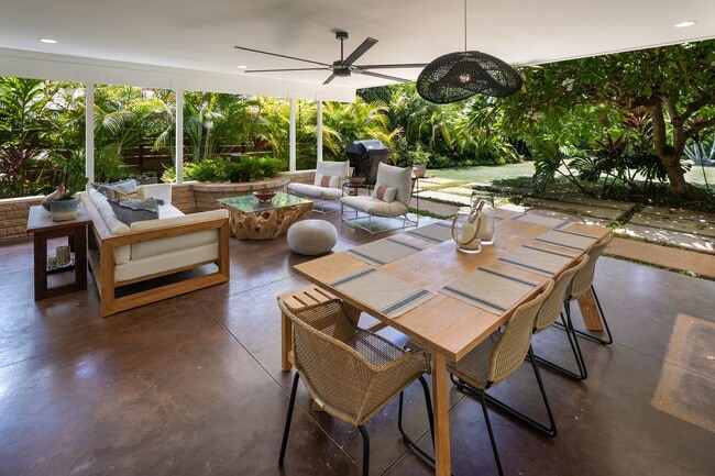 Building Photo - Renovated Kahala Retreat: 3-Bed Home + Stu...