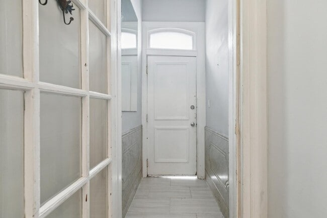 Building Photo - 1228 Catharine St