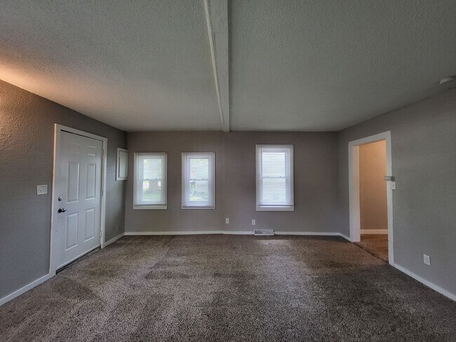 Building Photo - 1 Bedroom home with garage!