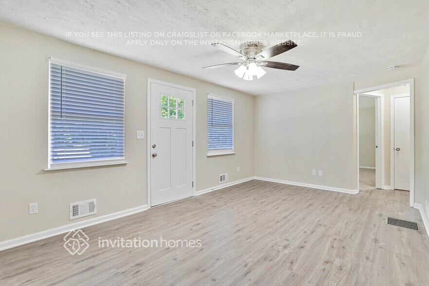 Building Photo - 6265 Lakeview Dr