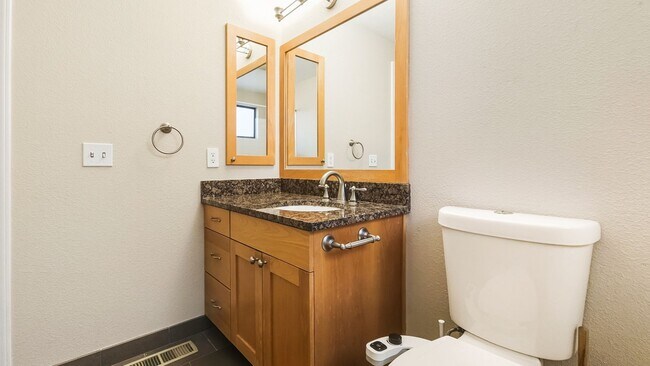 Building Photo - Stylish Fairwood Rambler with Modern Updat...