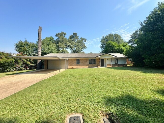 Primary Photo - Spacious 3-Bed, 2-Bath Home with Large Sho...