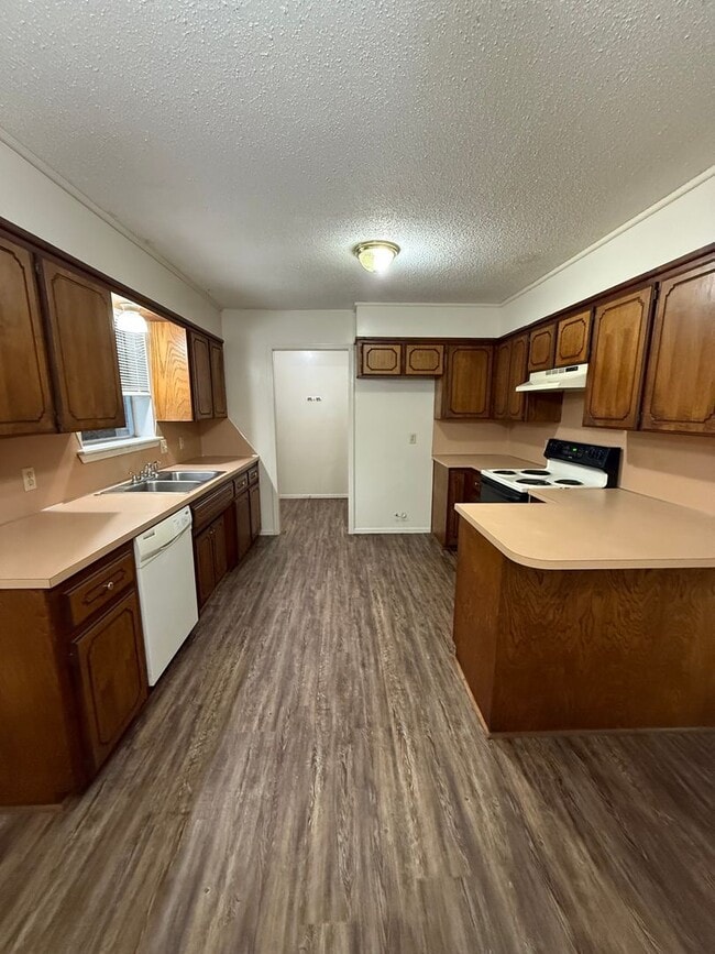 Building Photo - 3 Bed 1.5 Bath Total Electric, Fenced Back...