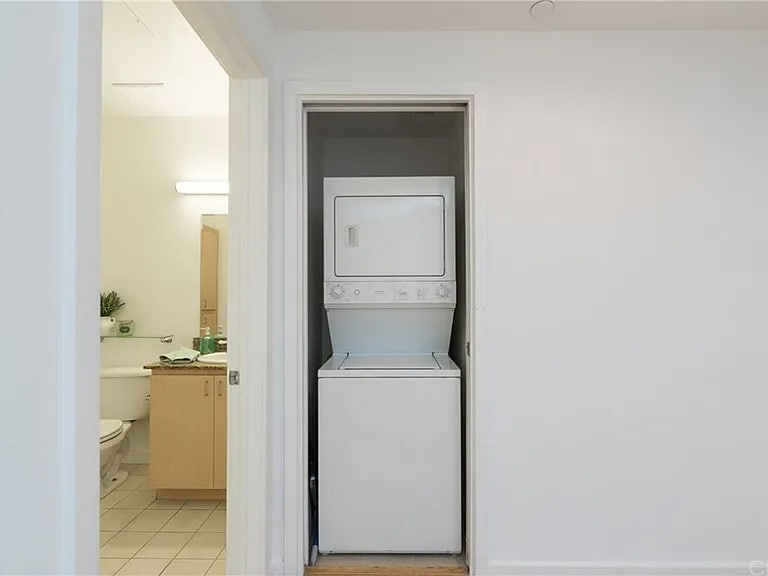 Building Photo - 630 W 6th St