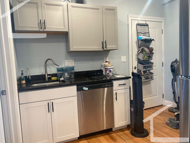 Building Photo - Don't miss out on this amazing deal!