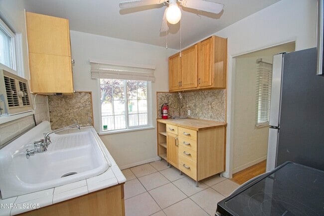 Building Photo - 1418 E St