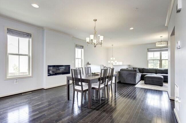 Building Photo - 3 Bed 4.5 Bath - Silver Spring Townhouse i...