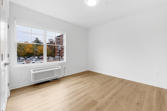 Building Photo - 74 Clarendon Pl