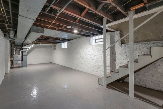 Building Photo - 618-620 Lilley Ave