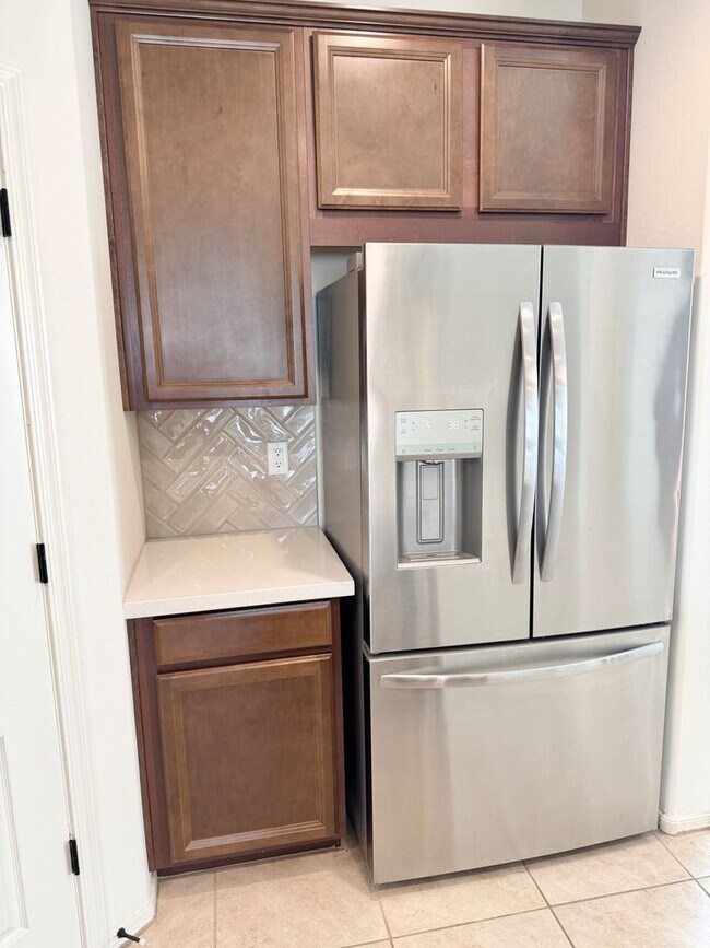 Building Photo - Beautiful 3 Bedroom 2 Bath Single Level Newer Built Home In Litchfield Park! Has Solar!