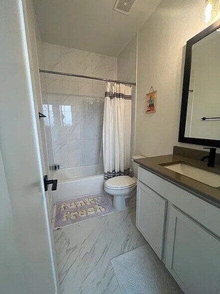 Building Photo - Room in House on Wellspring Loop