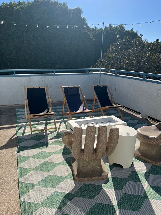 Building Photo - 2584 S Centinela Ave