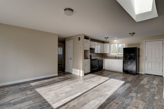 Building Photo - 850 SW 6th Ave