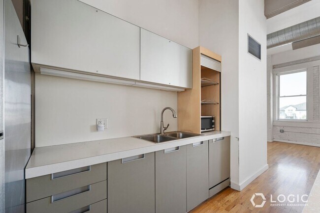 Building Photo - 159 W Broadway-304