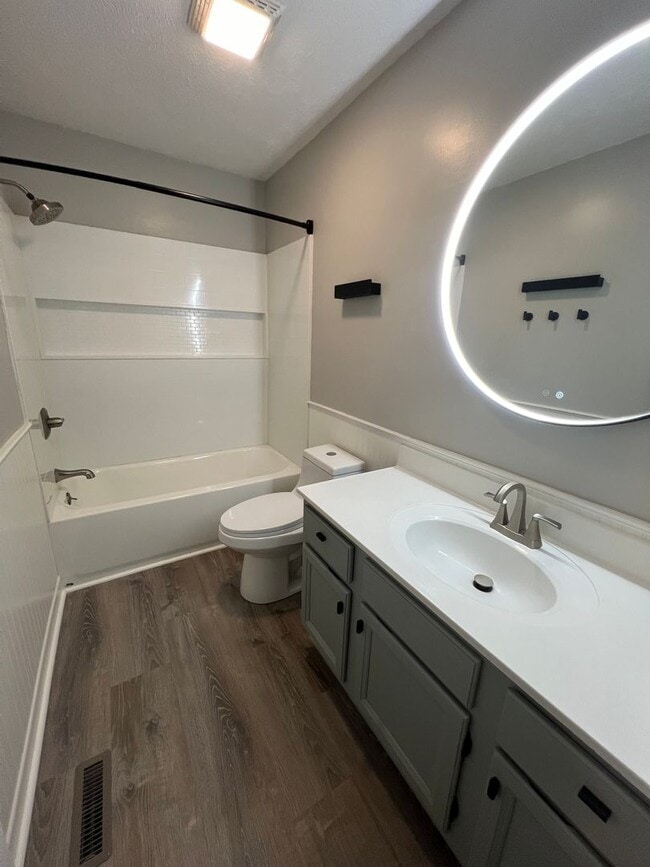 Building Photo - Immaculate 4 bed home in Bloomington