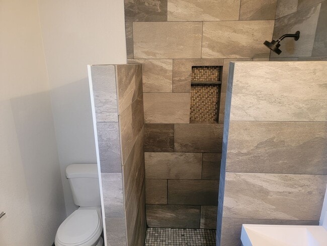 Building Photo - 7401 Valaria Dr