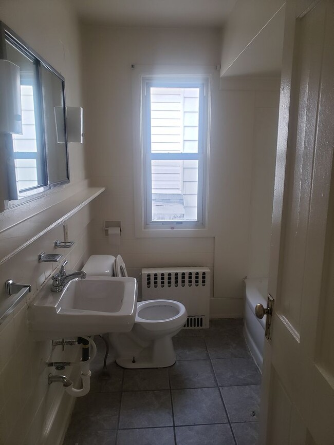 Building Photo - 2 BR Apartment near Franke Park