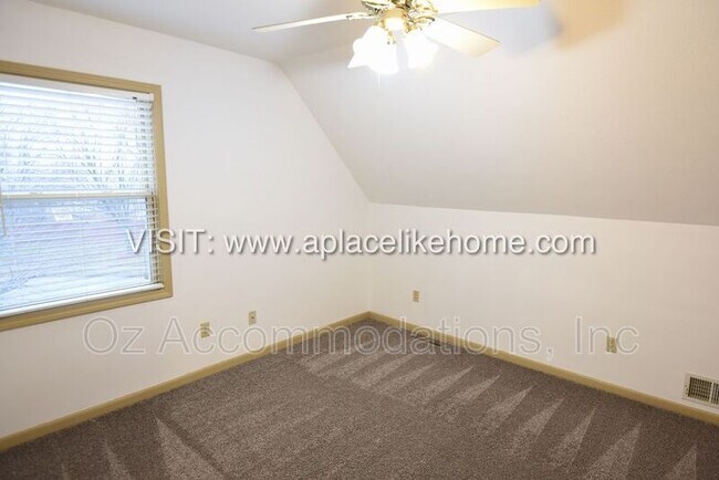 Building Photo - 1140 SW Huntington Rd