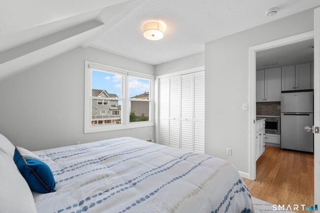 Building Photo - 62 Cosey Beach Ave