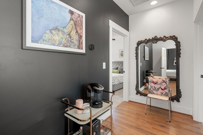 Building Photo - Stunning Rental In Charlotte Parkside
