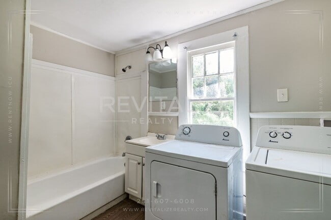 Building Photo - Updated 2 Bed 1 Bath Close to I-10, I-65, and HWY-90