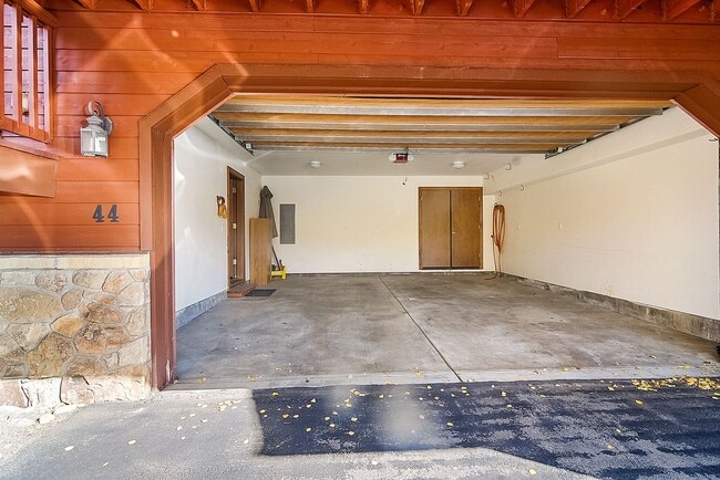 Building Photo - Beautiful townhome, ski shuttle, views, ut...