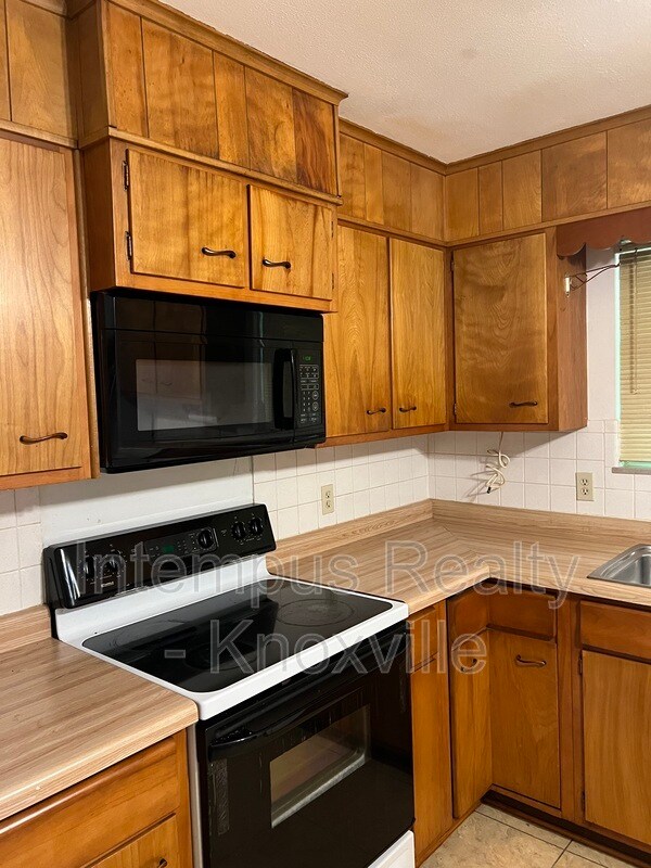 Building Photo - 5801 Ridgewood Rd