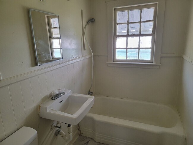 Building Photo - 2 Bedroom 1 Bathroom