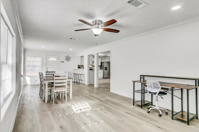 Building Photo - 185 Weiss Bluff Rd