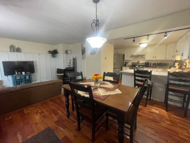 Building Photo - 3 Bedroom Townhouse Minutes from Canyons