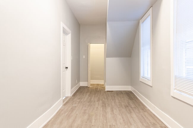 Building Photo - 2659 W Homer St