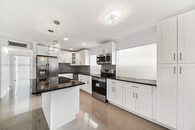 Building Photo - 899 Normandy Trail