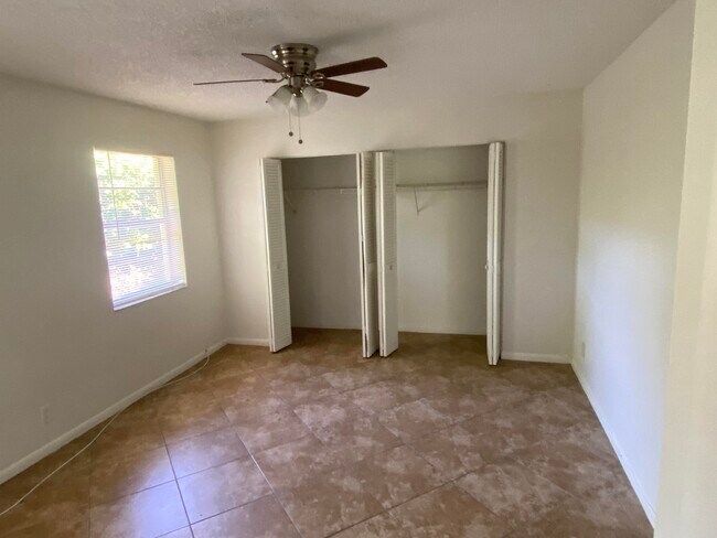 Building Photo - 1104 NE 3rd Ave