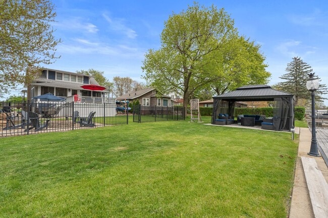 Building Photo - 2405 Grove Ln