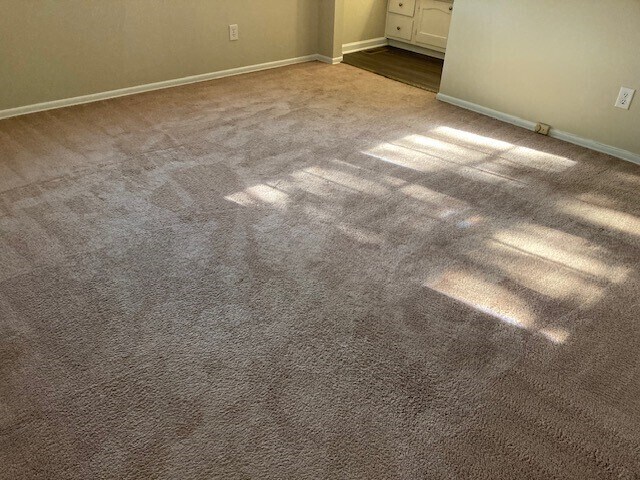 Building Photo - 3 BR 2.5 BA End Unit Townhouse