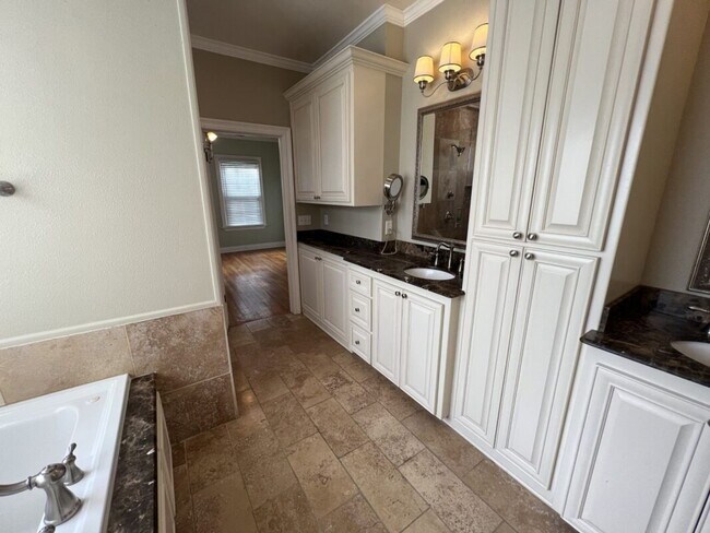Building Photo - Charming 3 Bedroom Home Near LSU, University Lakes & Parade Routes!