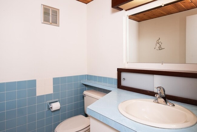 Building Photo - 59-30 Murray Hill Heights Dr