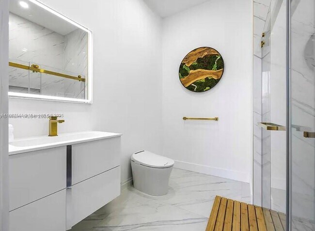 Building Photo - 2225 NE 19th St