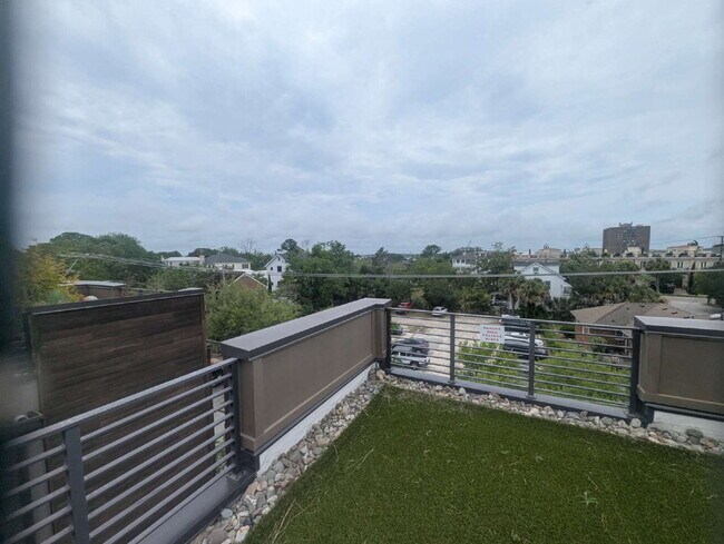 Building Photo - 3 BD / 3 BA Newer Row Home for Lease in Ha...