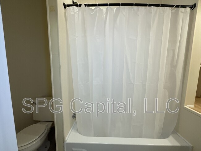 Building Photo - 544 Smith St