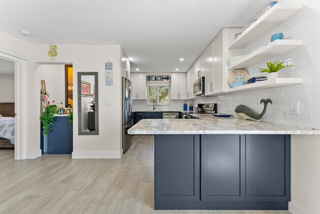 Building Photo - 1203 Hillsboro Mile