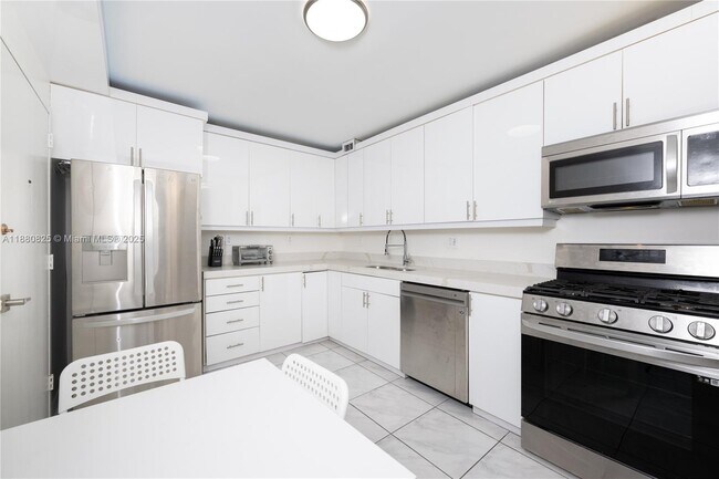 Building Photo - 2030 S Ocean Dr