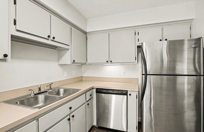 Building Photo - 213 Hillsboro Pl