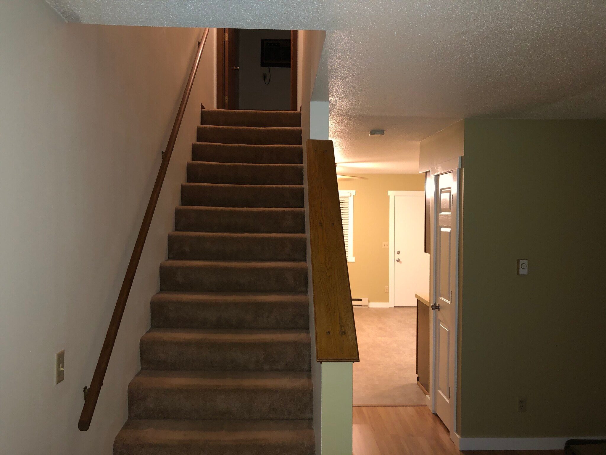Building Photo - 907 Valley Ct