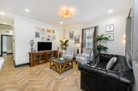 Building Photo - 10 Riker St