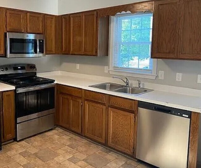Building Photo - 3Bed/2.5Bath 1600 sq ft home located in Braewick