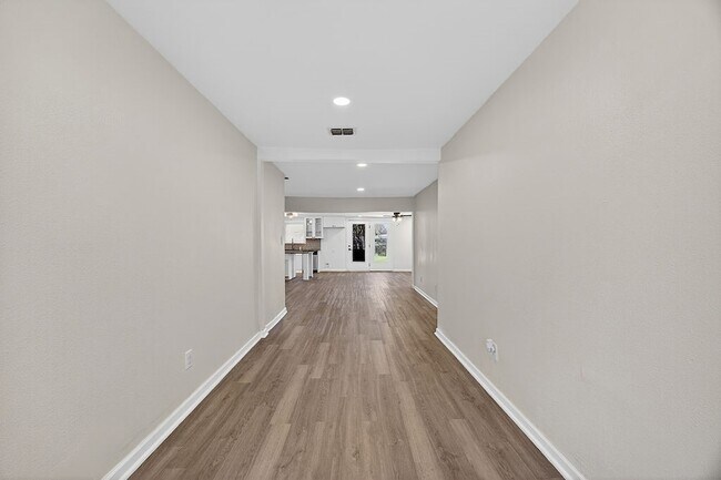 Building Photo - 108 Dupont Cir