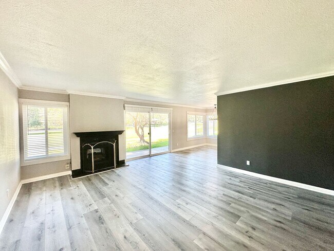 Building Photo - Beautiful, End-Unit, Ground Level, Largest SF 1/1 layout in the Pala Mesa Villas Community with G...