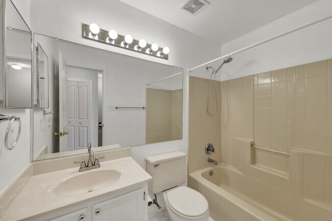 Building Photo - 518 S Lake Cir